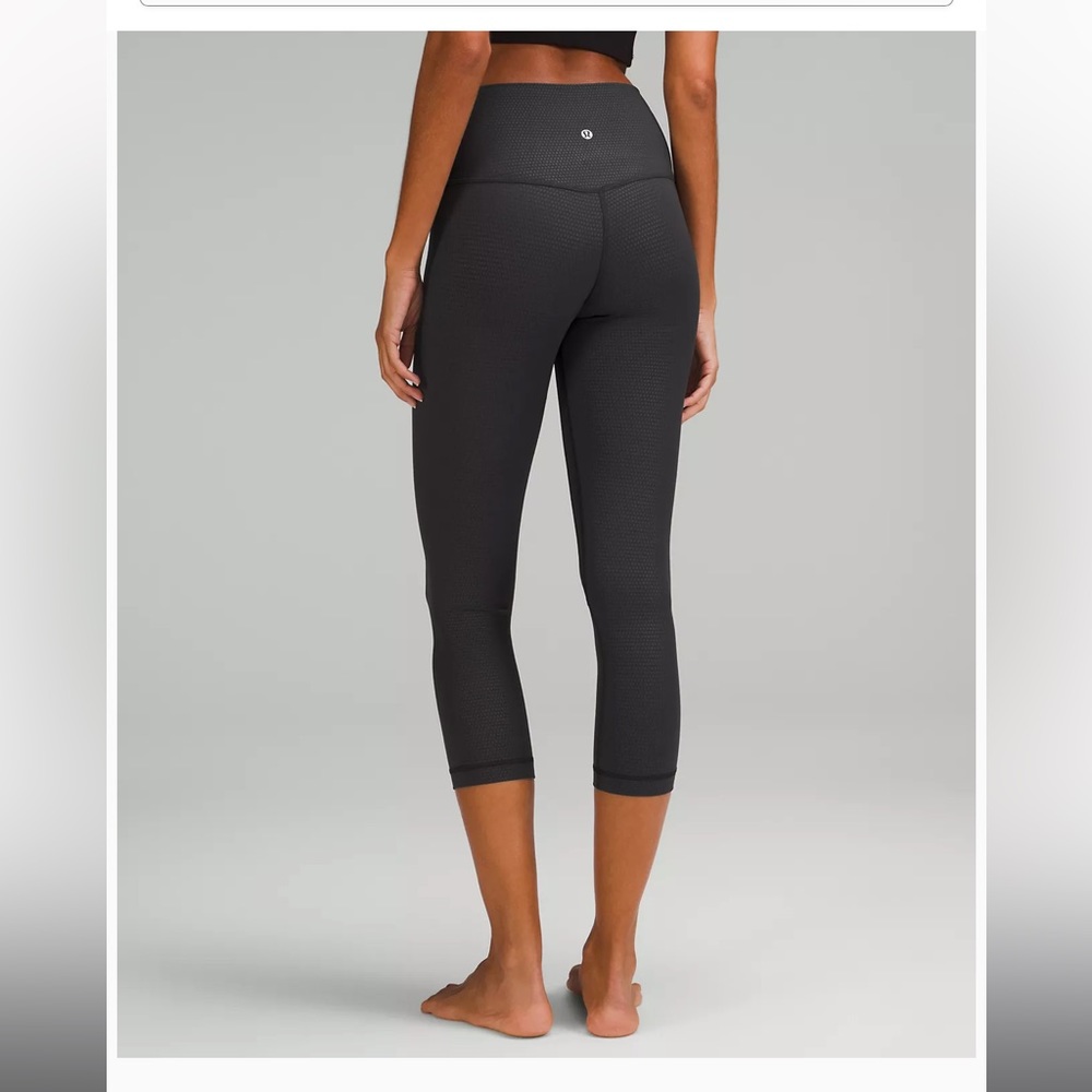 Polka Squat Emboss Black Align HR Crop 21”